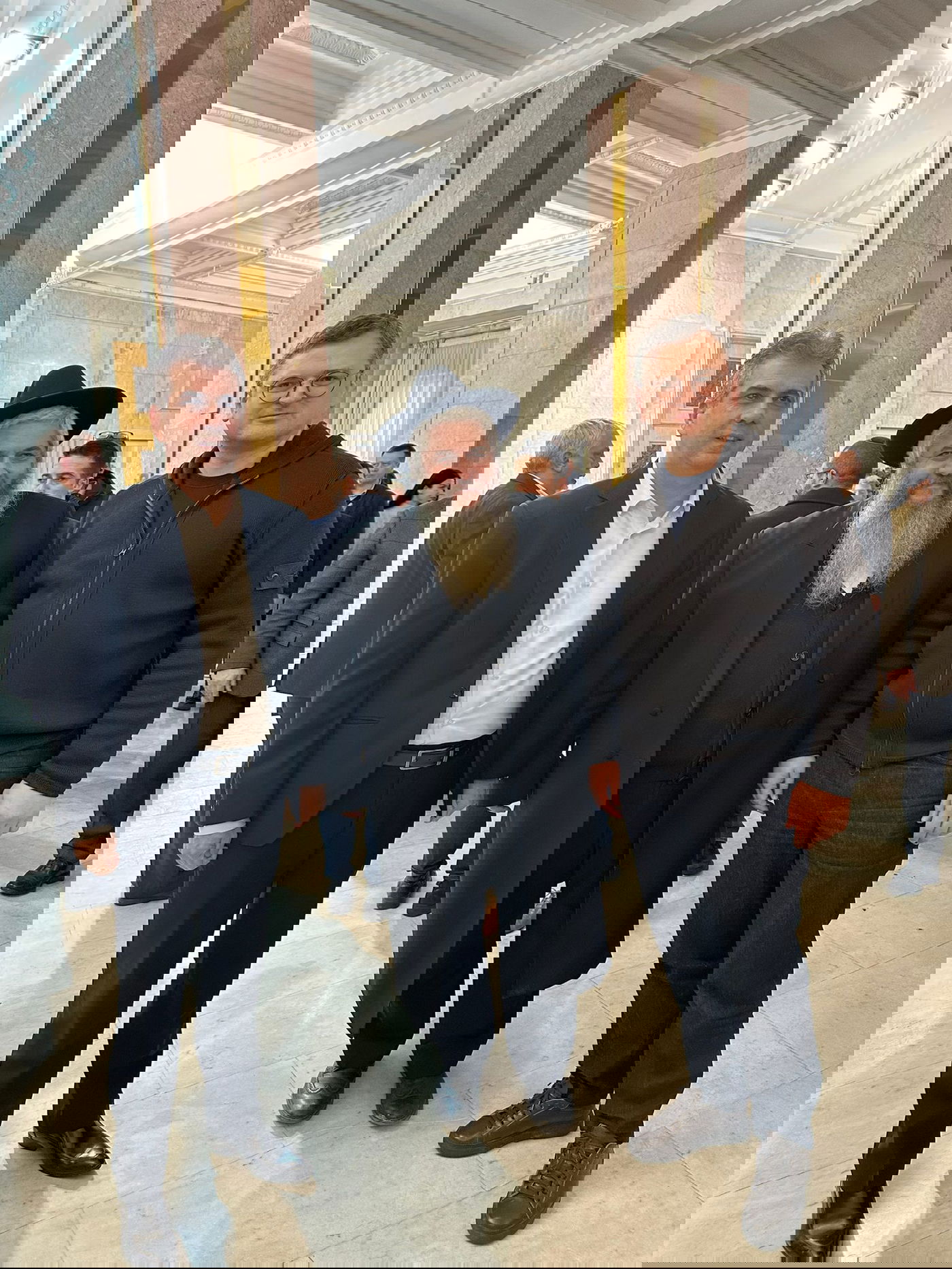 השר כהן עם מקבילו האוקראיני קולבה יחד עם הרב משה ראובן אסמן בסיום הפגישה