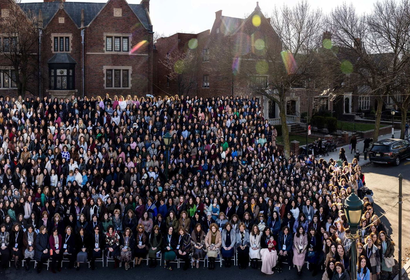 אלפי שליחות חב"ד מצטלמות על רקע 770