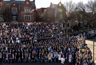 אלפי שליחות חב"ד מצטלמות על רקע 770