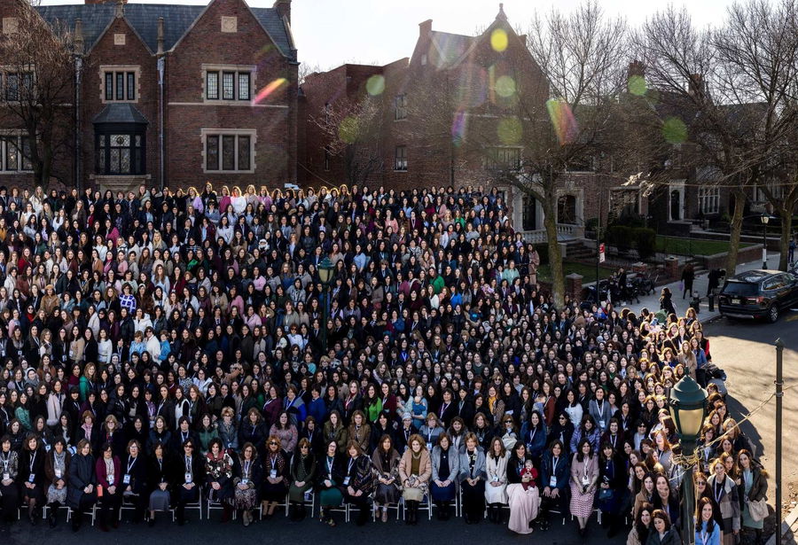 אלפי שליחות חב"ד מצטלמות על רקע 770