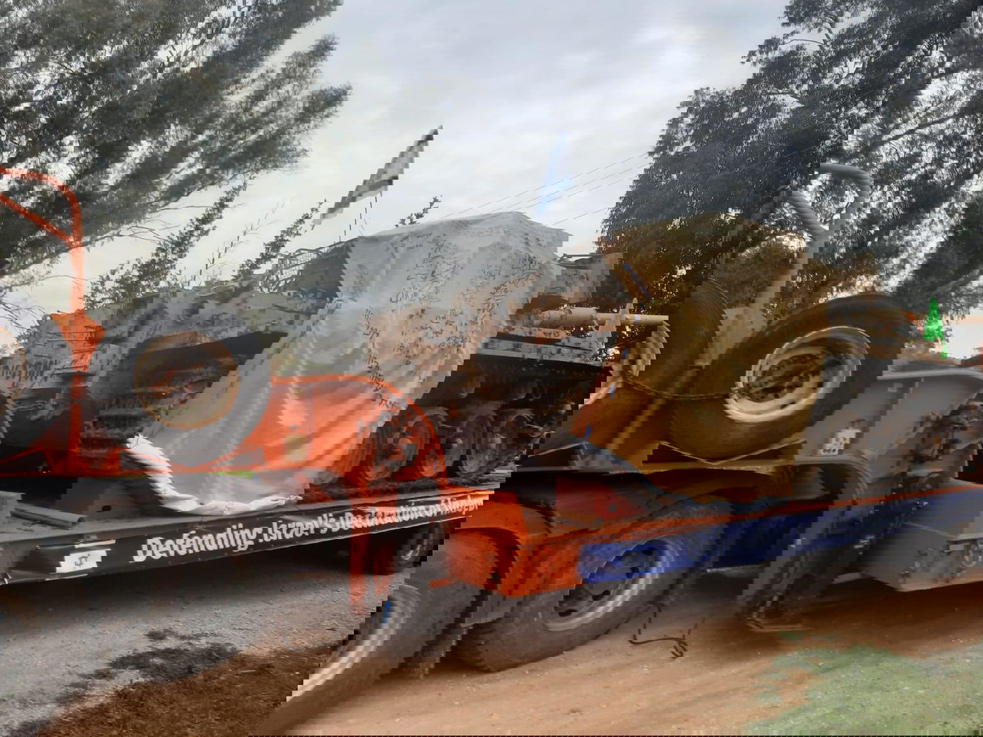 הטנק ה'גנוב' עטוף במגילת העצמאות