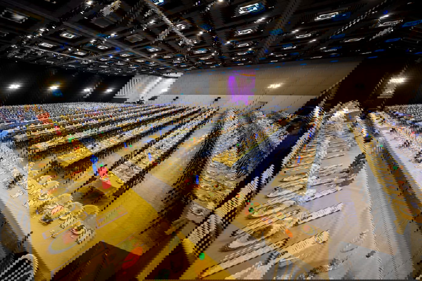 ליד שדה התעופה: אלפי בחורי ויז'ניץ חגגו שבע ברכות לנכדת האדמו"ר