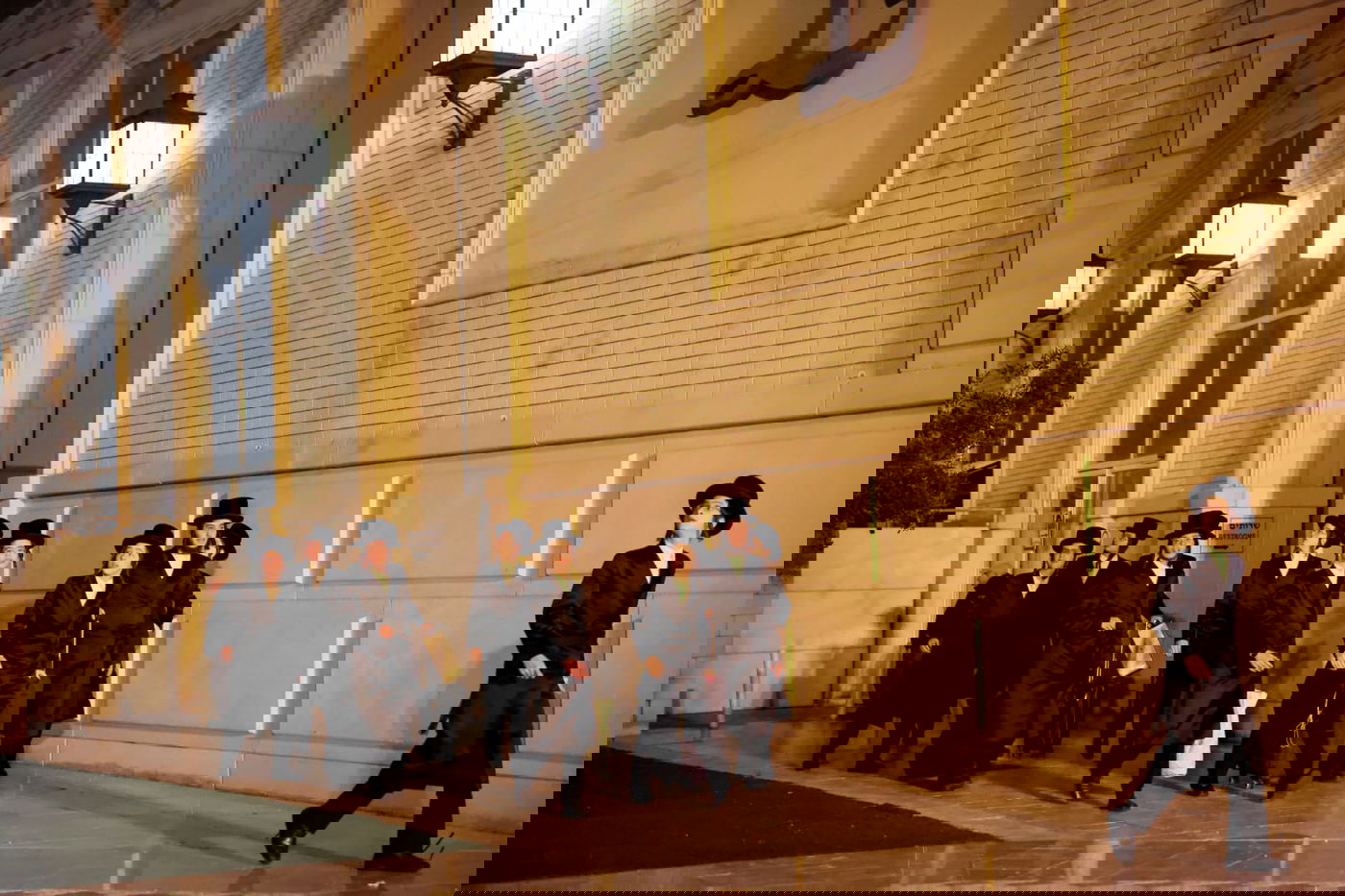 ליד שדה התעופה: אלפי בחורי ויז'ניץ חגגו שבע ברכות לנכדת האדמו"ר