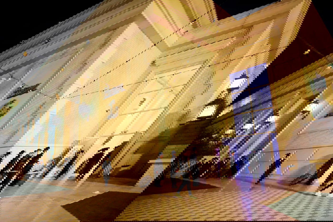 ליד שדה התעופה: אלפי בחורי ויז'ניץ חגגו שבע ברכות לנכדת האדמו"ר