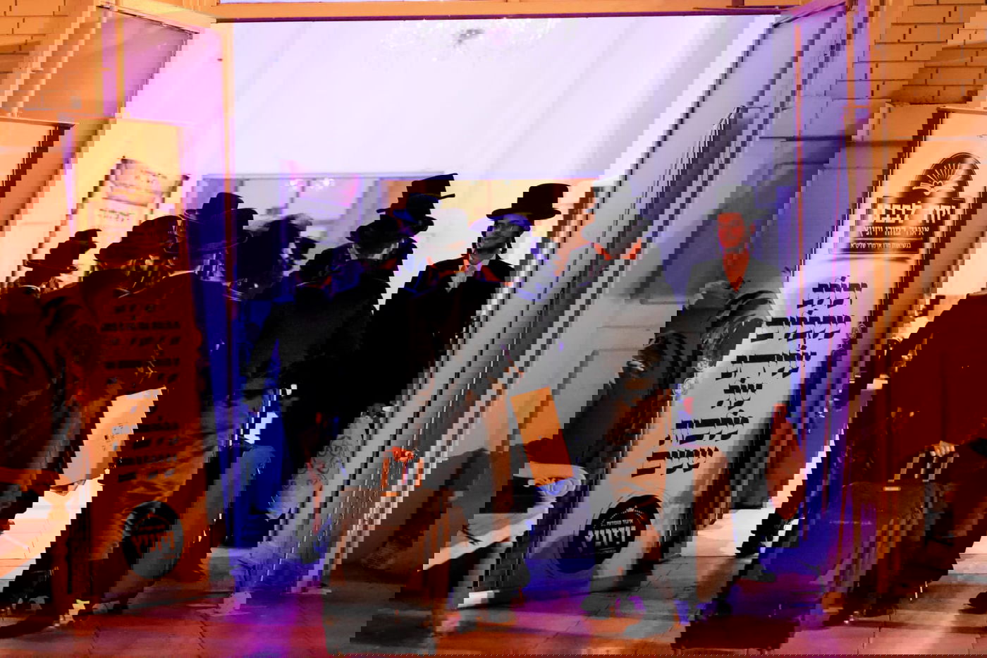 ליד שדה התעופה: אלפי בחורי ויז'ניץ חגגו שבע ברכות לנכדת האדמו"ר