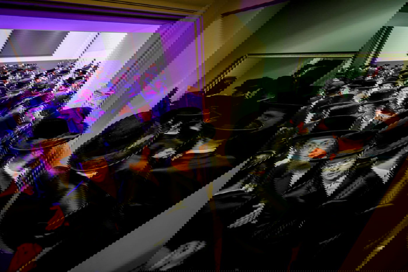 ליד שדה התעופה: אלפי בחורי ויז'ניץ חגגו שבע ברכות לנכדת האדמו"ר