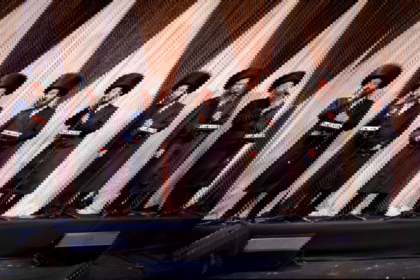 ליד שדה התעופה: אלפי בחורי ויז'ניץ חגגו שבע ברכות לנכדת האדמו"ר