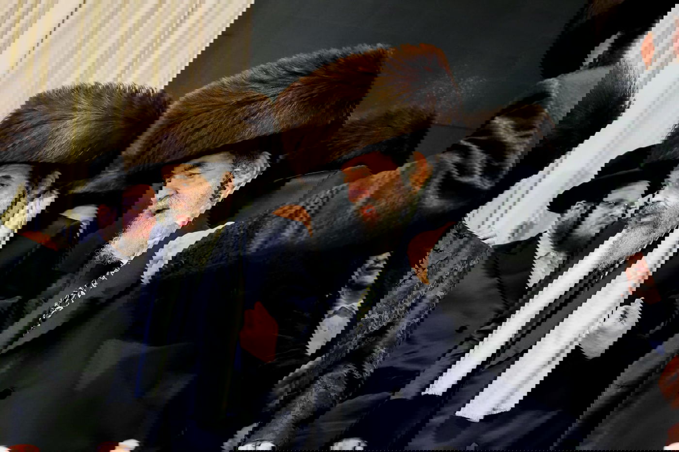 ליד שדה התעופה: אלפי בחורי ויז'ניץ חגגו שבע ברכות לנכדת האדמו"ר