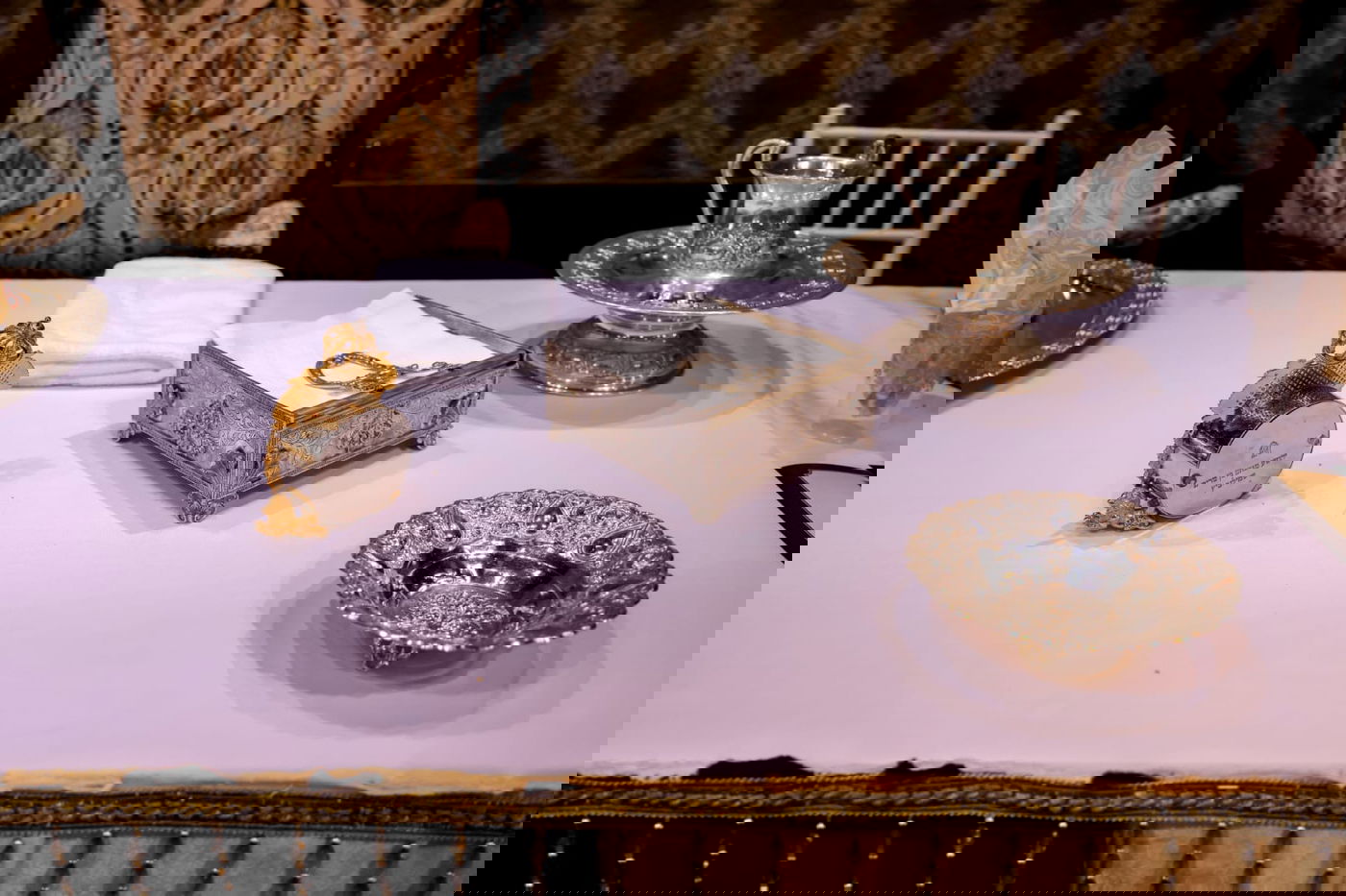 ליד שדה התעופה: אלפי בחורי ויז'ניץ חגגו שבע ברכות לנכדת האדמו"ר