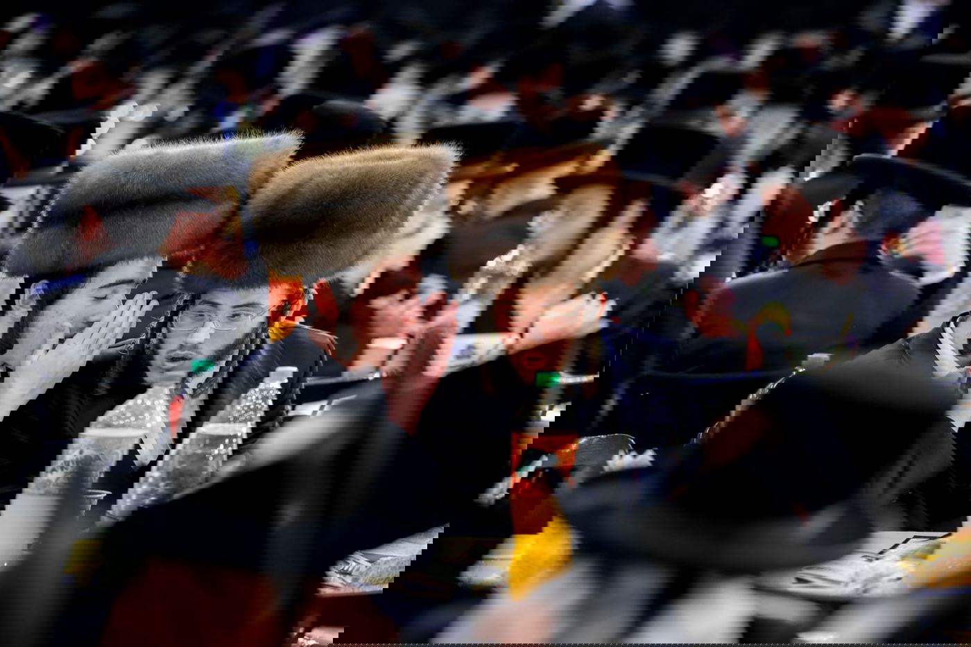 ליד שדה התעופה: אלפי בחורי ויז'ניץ חגגו שבע ברכות לנכדת האדמו"ר