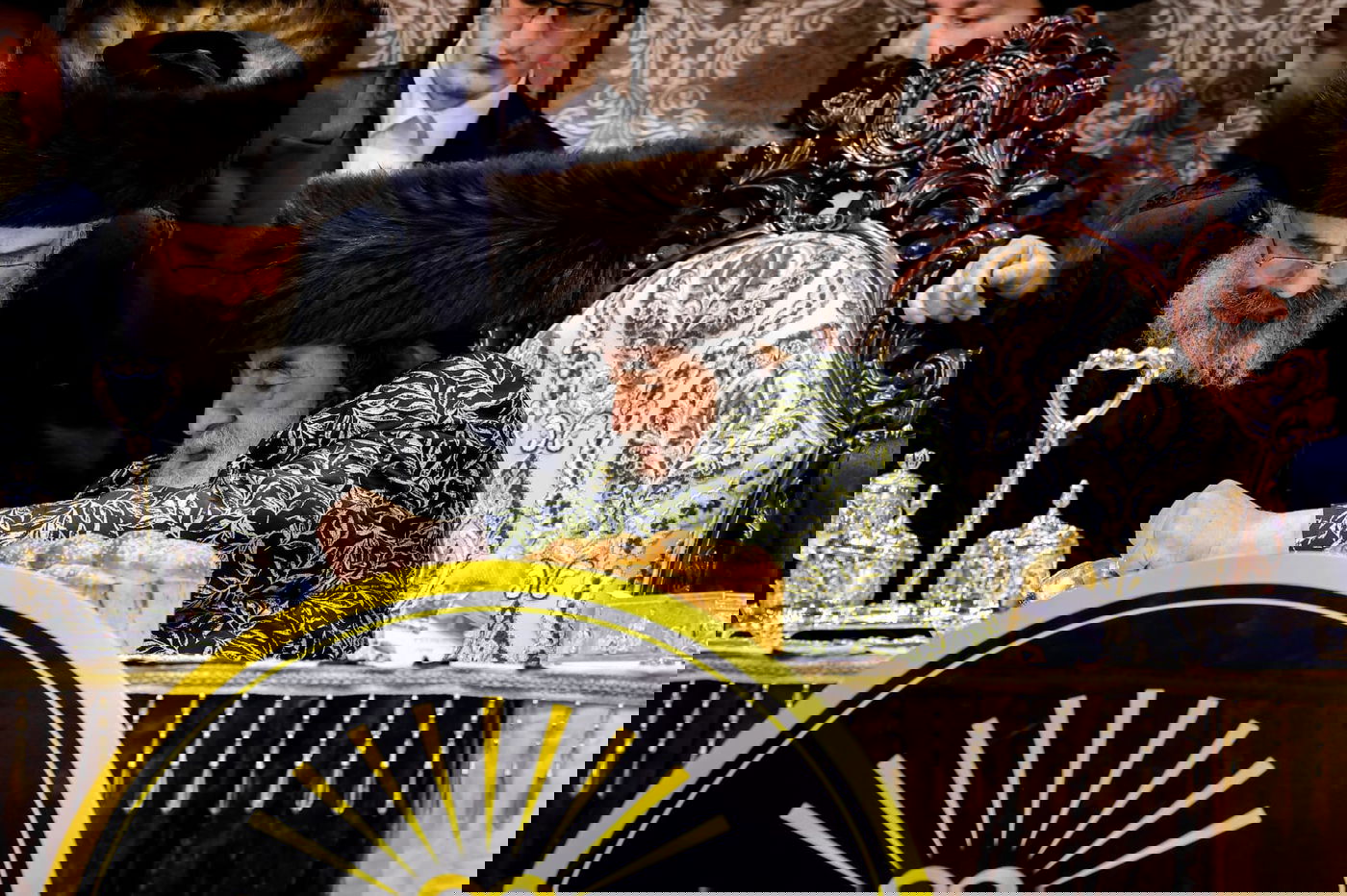 ליד שדה התעופה: אלפי בחורי ויז'ניץ חגגו שבע ברכות לנכדת האדמו"ר