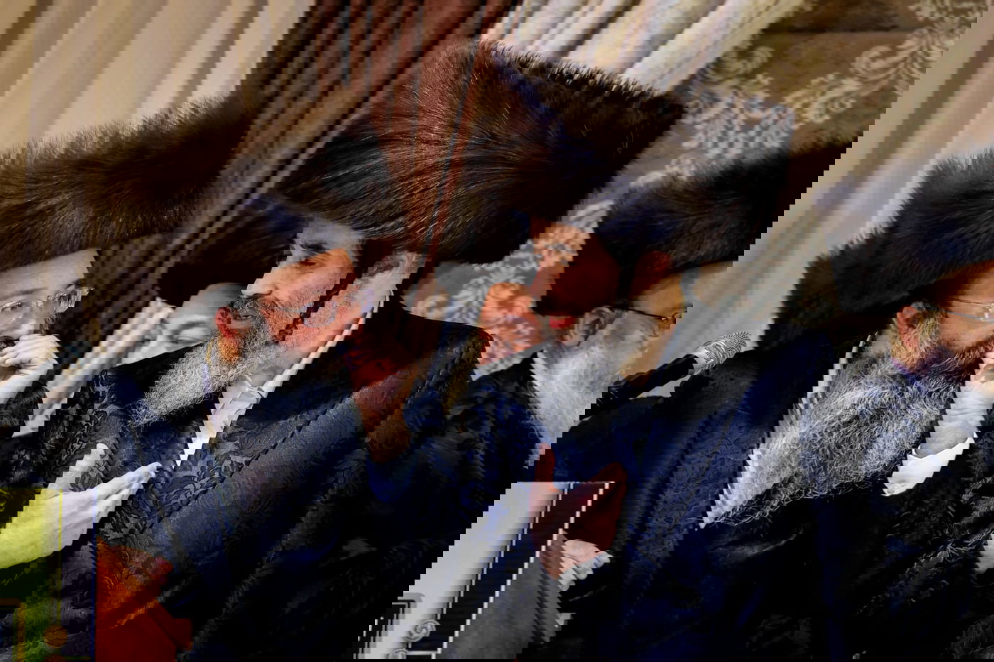 ליד שדה התעופה: אלפי בחורי ויז'ניץ חגגו שבע ברכות לנכדת האדמו"ר