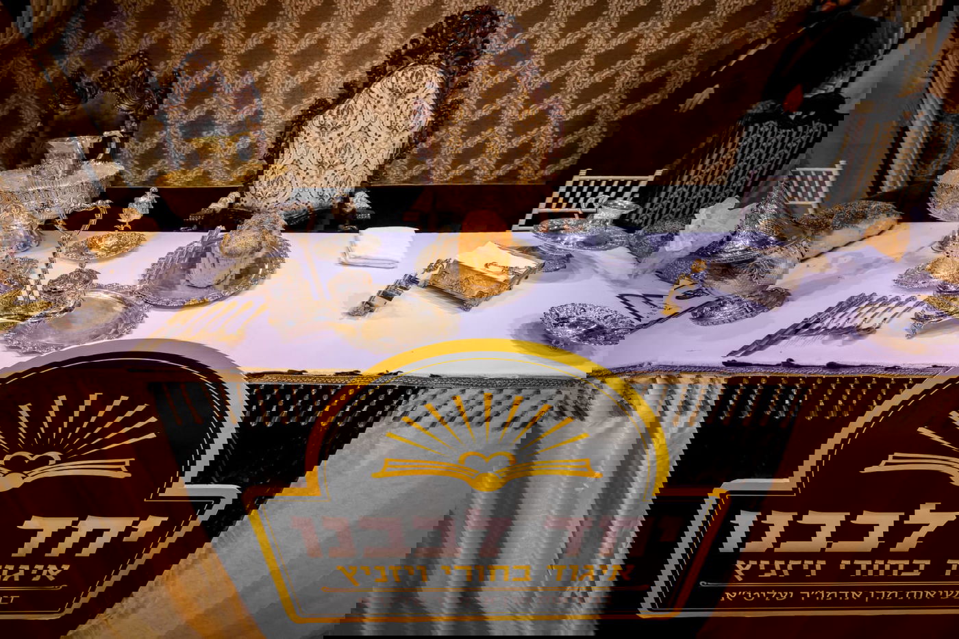 ליד שדה התעופה: אלפי בחורי ויז'ניץ חגגו שבע ברכות לנכדת האדמו"ר