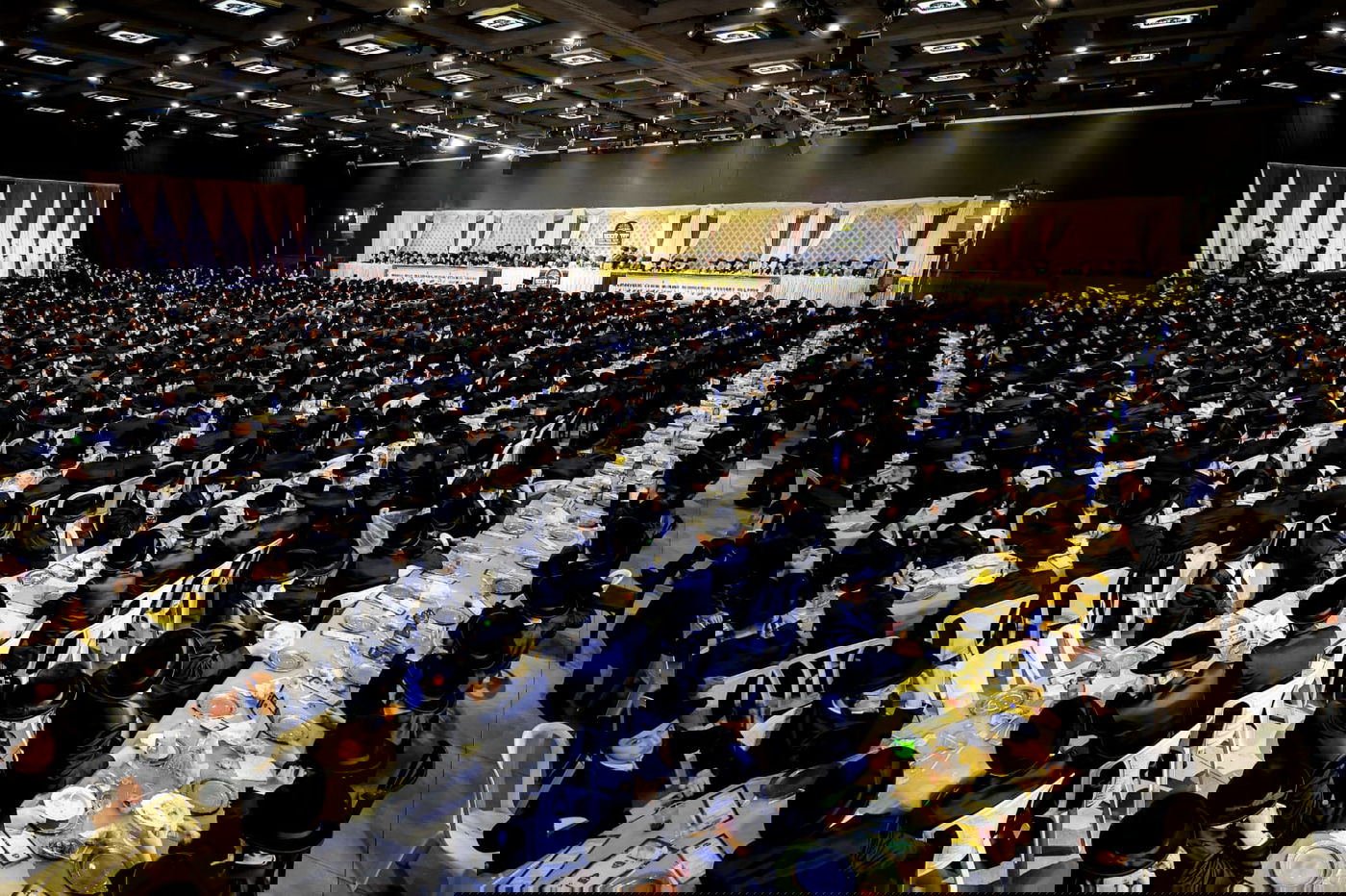 ליד שדה התעופה: אלפי בחורי ויז'ניץ חגגו שבע ברכות לנכדת האדמו"ר