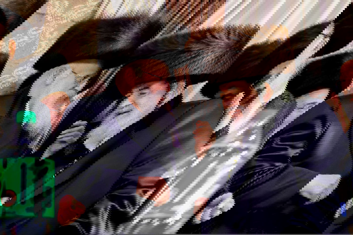 ליד שדה התעופה: אלפי בחורי ויז'ניץ חגגו שבע ברכות לנכדת האדמו"ר