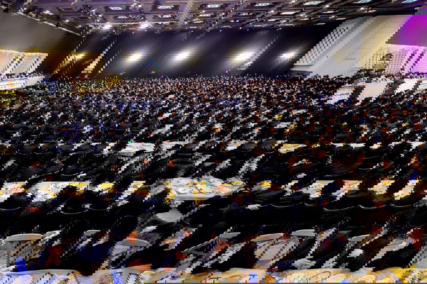 ליד שדה התעופה: אלפי בחורי ויז'ניץ חגגו שבע ברכות לנכדת האדמו"ר