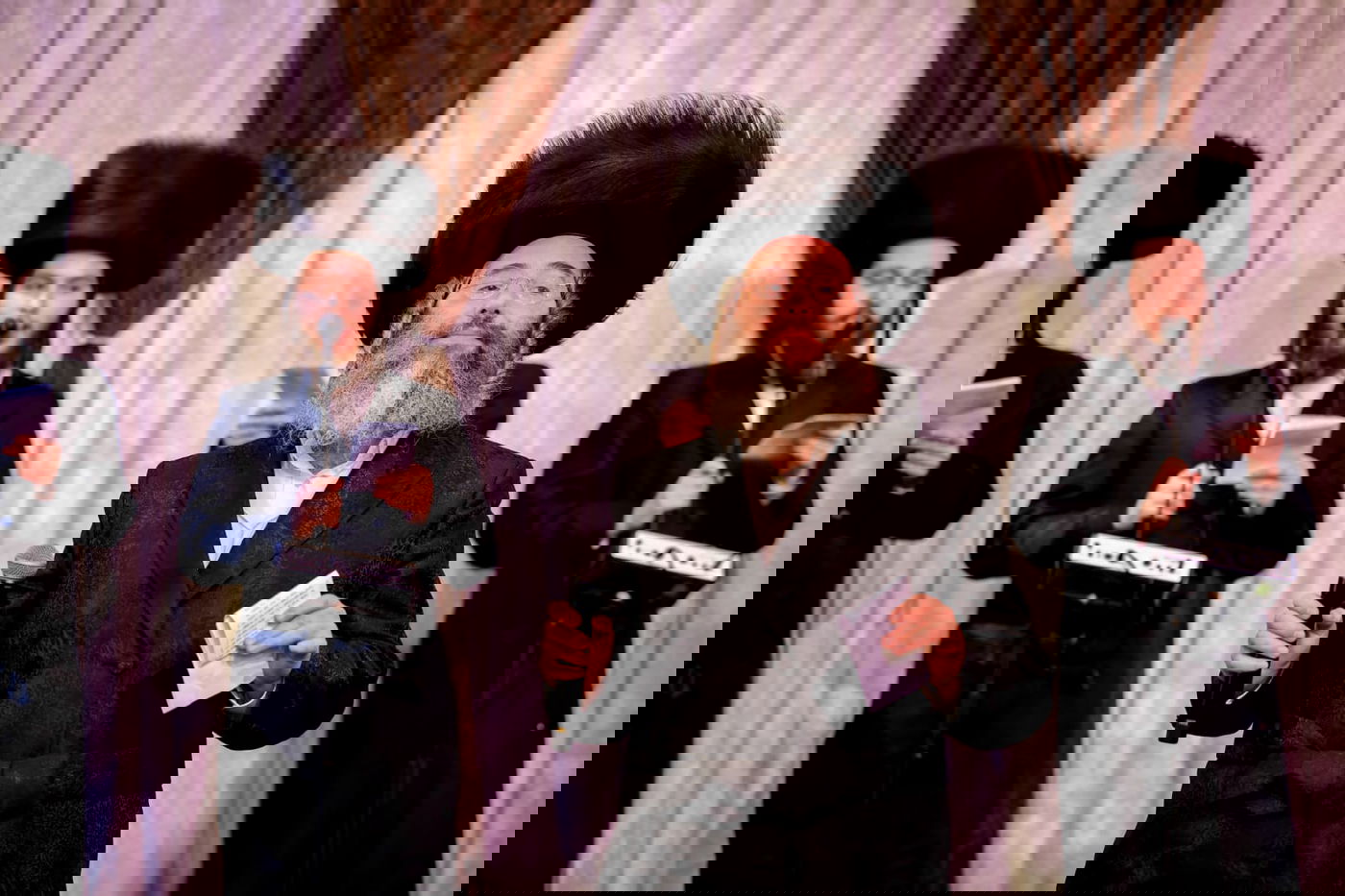 ליד שדה התעופה: אלפי בחורי ויז'ניץ חגגו שבע ברכות לנכדת האדמו"ר