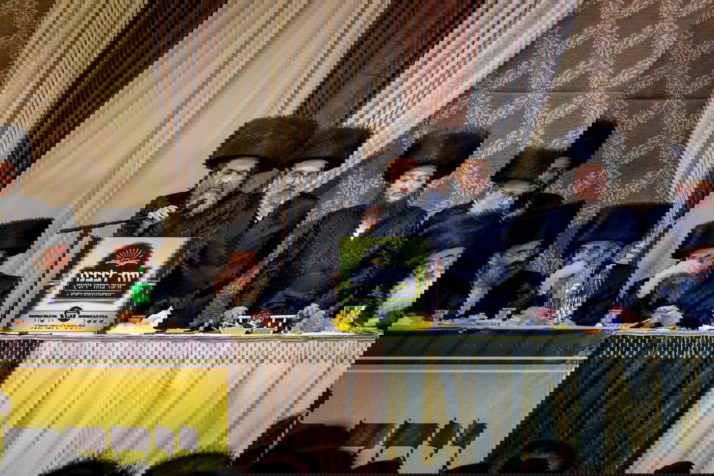 ליד שדה התעופה: אלפי בחורי ויז'ניץ חגגו שבע ברכות לנכדת האדמו"ר