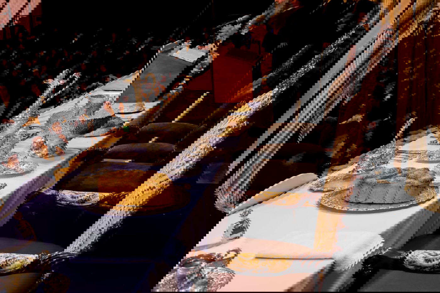 ליד שדה התעופה: אלפי בחורי ויז'ניץ חגגו שבע ברכות לנכדת האדמו"ר