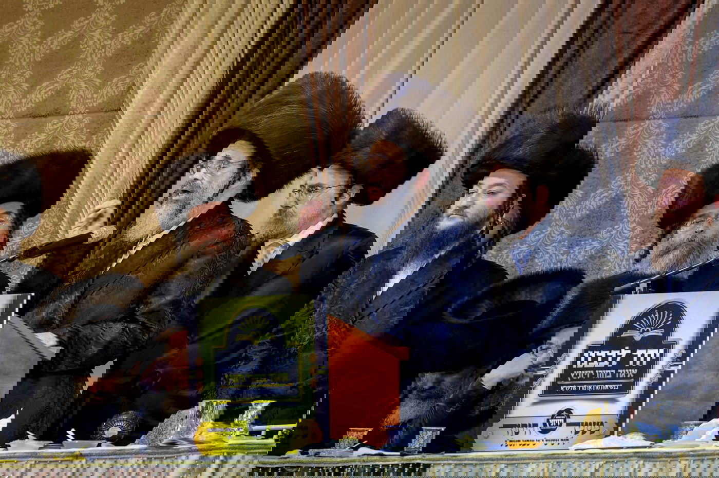 ליד שדה התעופה: אלפי בחורי ויז'ניץ חגגו שבע ברכות לנכדת האדמו"ר