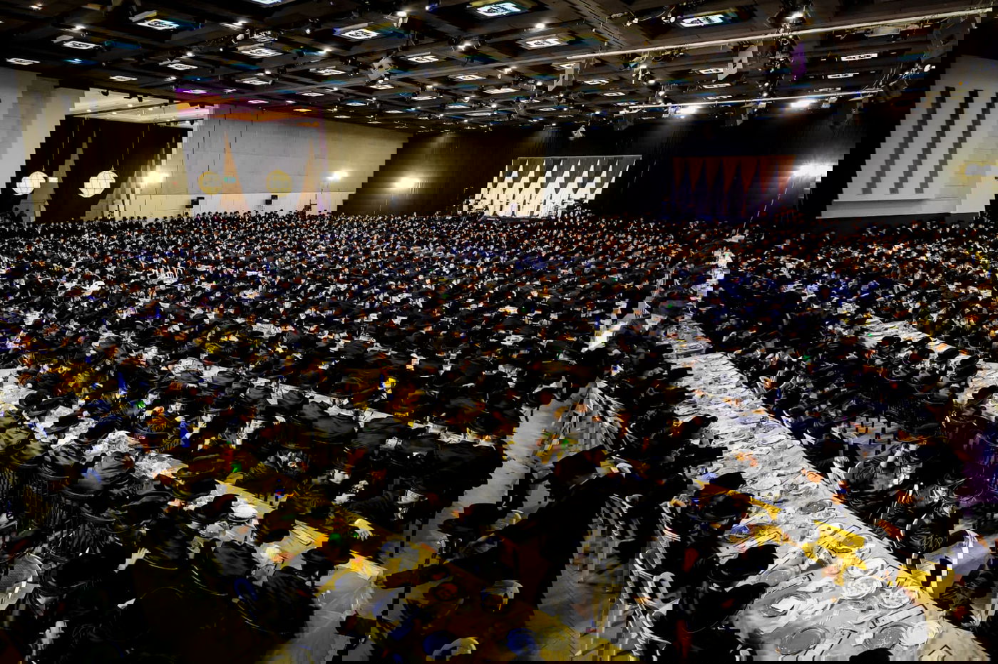 ליד שדה התעופה: אלפי בחורי ויז'ניץ חגגו שבע ברכות לנכדת האדמו"ר