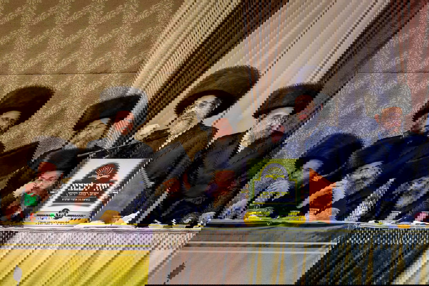 ליד שדה התעופה: אלפי בחורי ויז'ניץ חגגו שבע ברכות לנכדת האדמו"ר