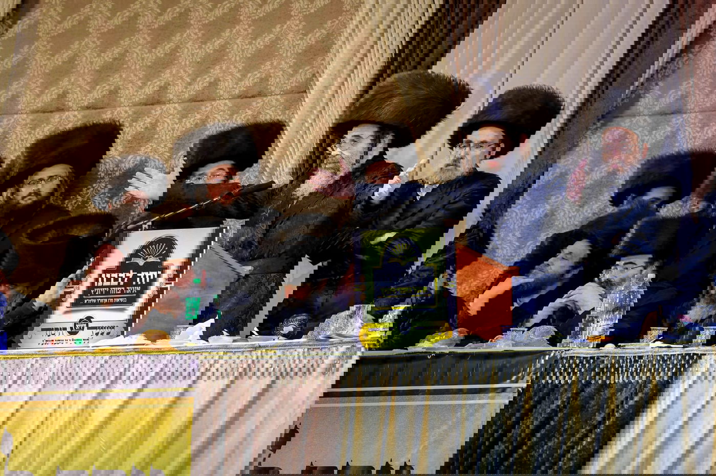 ליד שדה התעופה: אלפי בחורי ויז'ניץ חגגו שבע ברכות לנכדת האדמו"ר