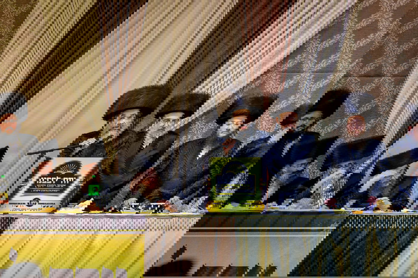 ליד שדה התעופה: אלפי בחורי ויז'ניץ חגגו שבע ברכות לנכדת האדמו"ר