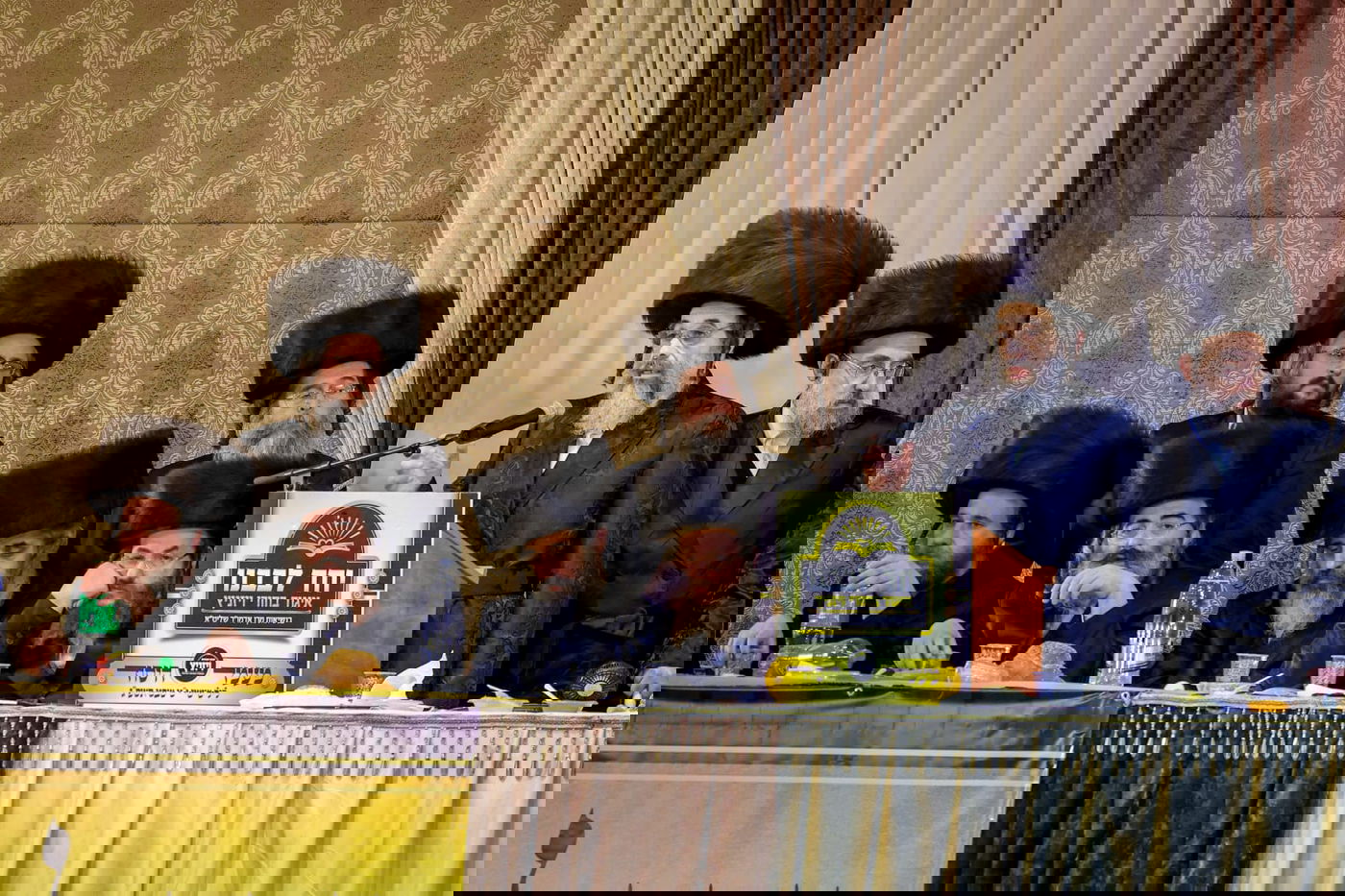 ליד שדה התעופה: אלפי בחורי ויז'ניץ חגגו שבע ברכות לנכדת האדמו"ר