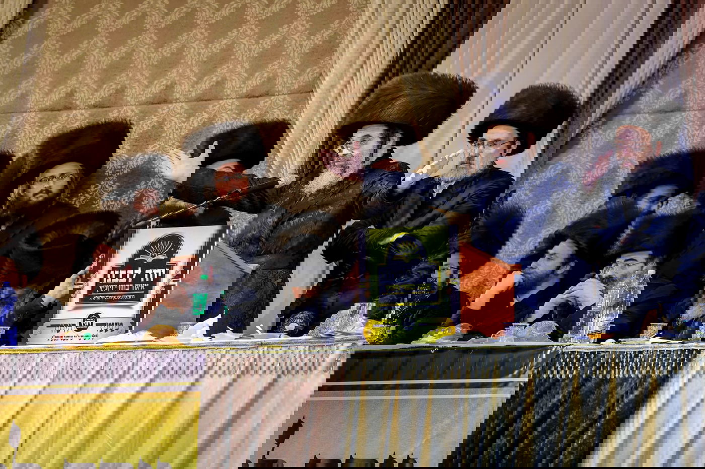 ליד שדה התעופה: אלפי בחורי ויז'ניץ חגגו שבע ברכות לנכדת האדמו"ר