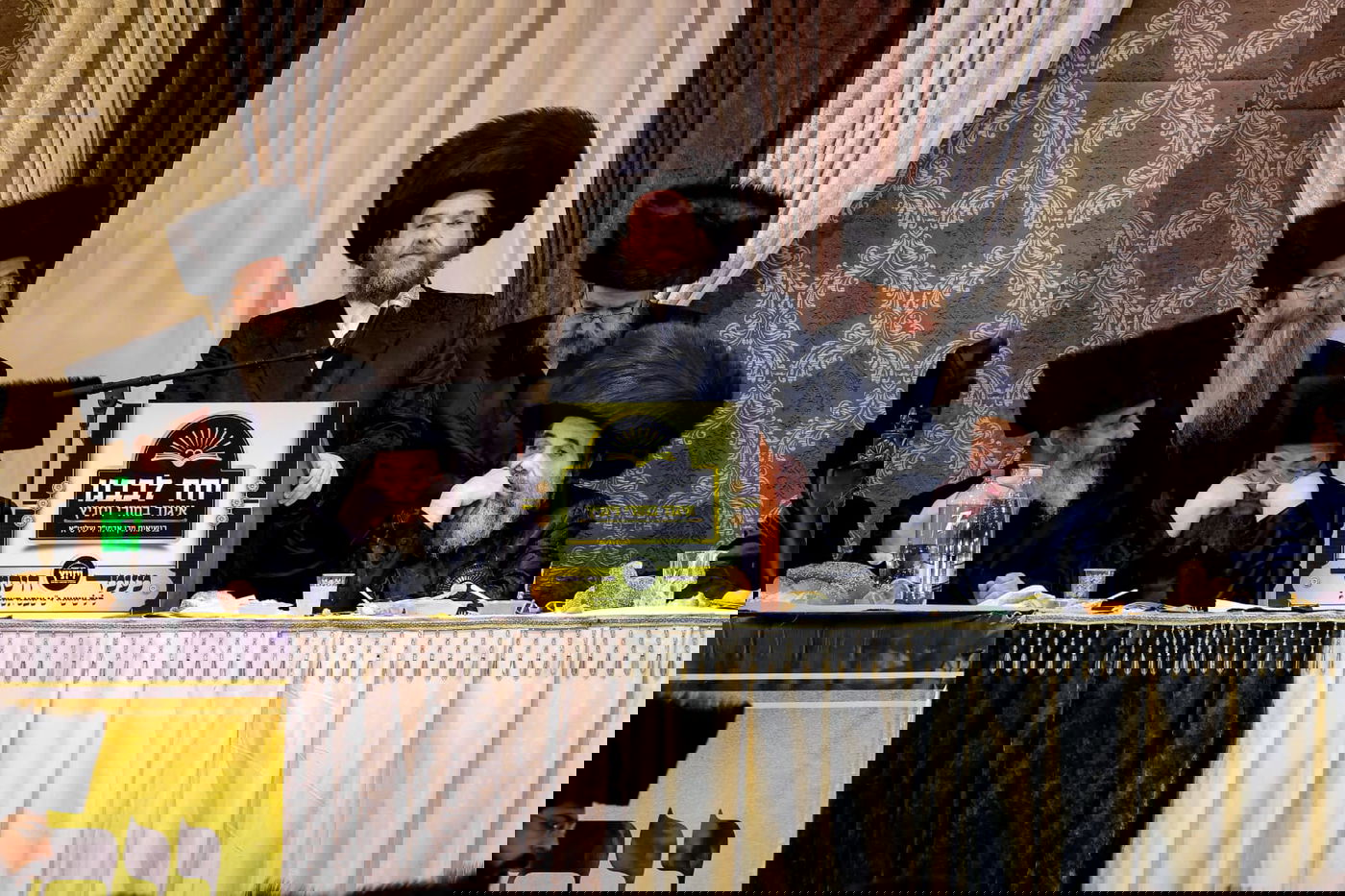 ליד שדה התעופה: אלפי בחורי ויז'ניץ חגגו שבע ברכות לנכדת האדמו"ר