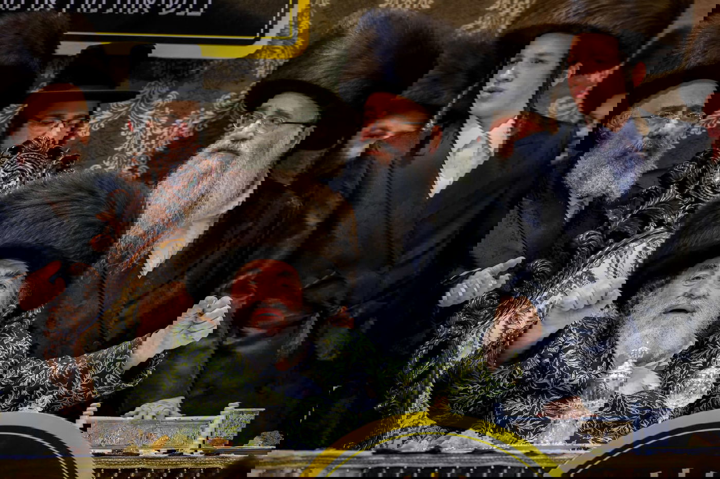 ליד שדה התעופה: אלפי בחורי ויז'ניץ חגגו שבע ברכות לנכדת האדמו"ר