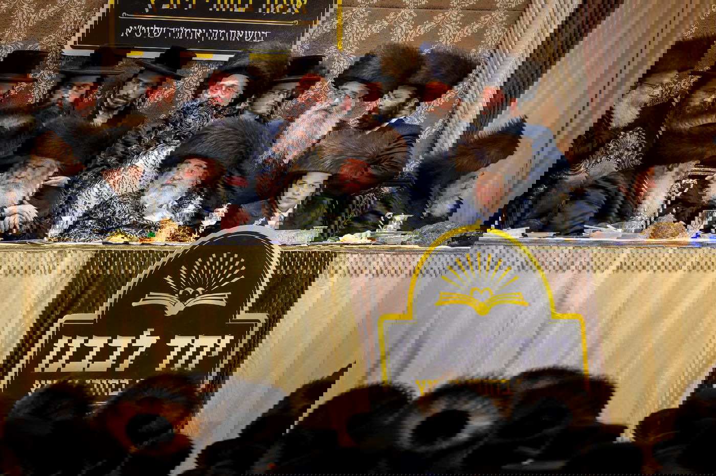 ליד שדה התעופה: אלפי בחורי ויז'ניץ חגגו שבע ברכות לנכדת האדמו"ר