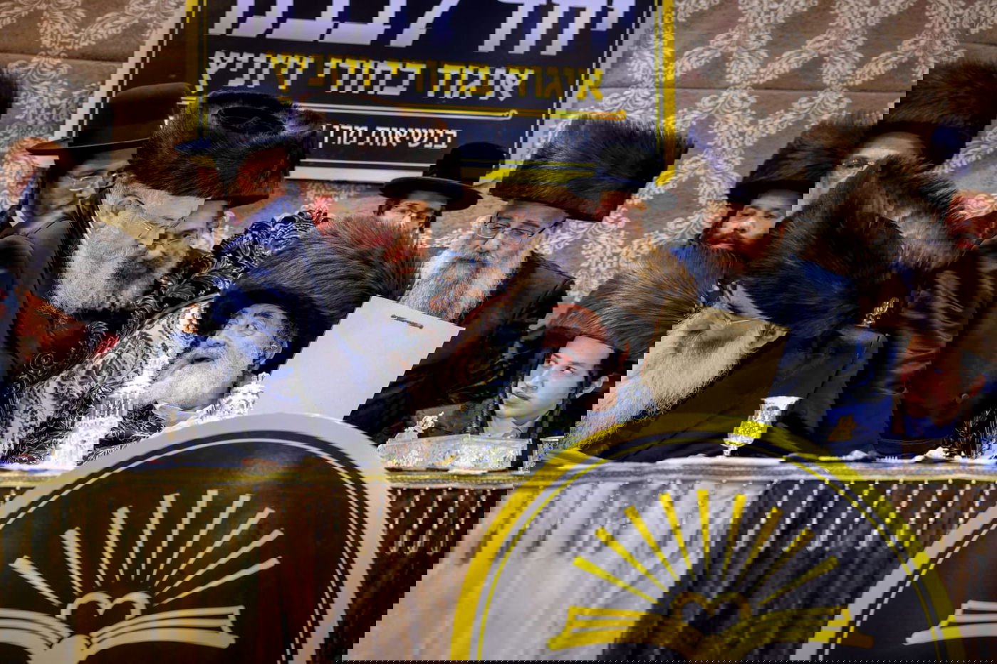 ליד שדה התעופה: אלפי בחורי ויז'ניץ חגגו שבע ברכות לנכדת האדמו"ר