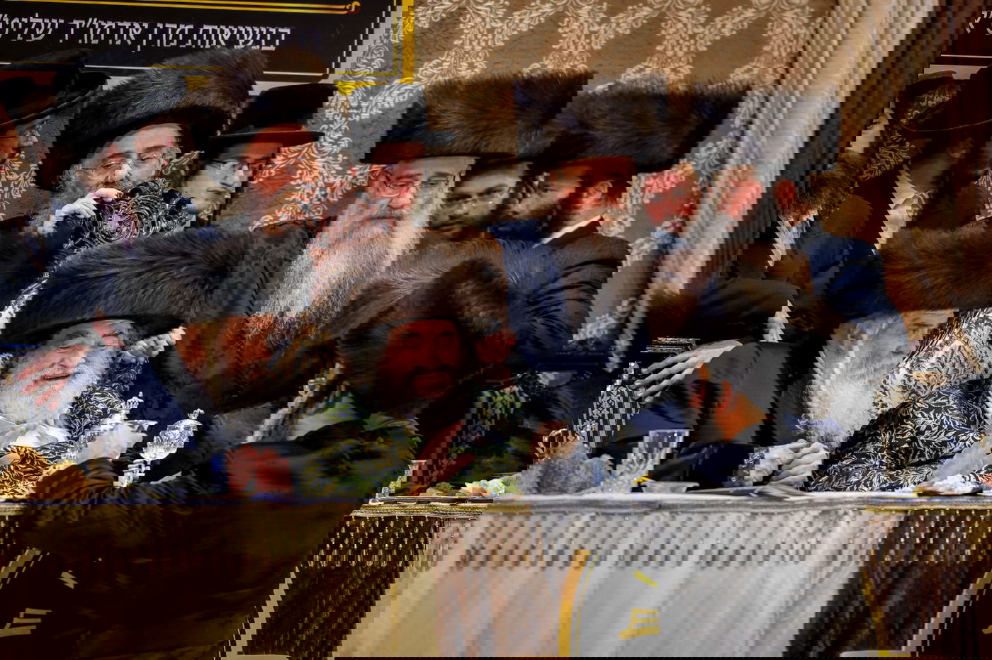 ליד שדה התעופה: אלפי בחורי ויז'ניץ חגגו שבע ברכות לנכדת האדמו"ר