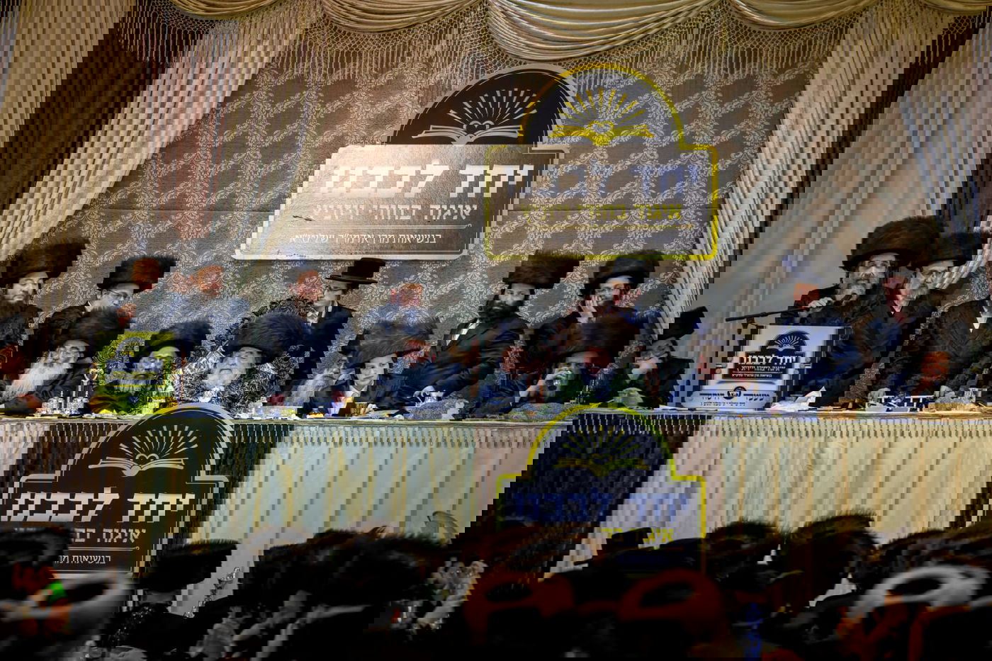 ליד שדה התעופה: אלפי בחורי ויז'ניץ חגגו שבע ברכות לנכדת האדמו"ר