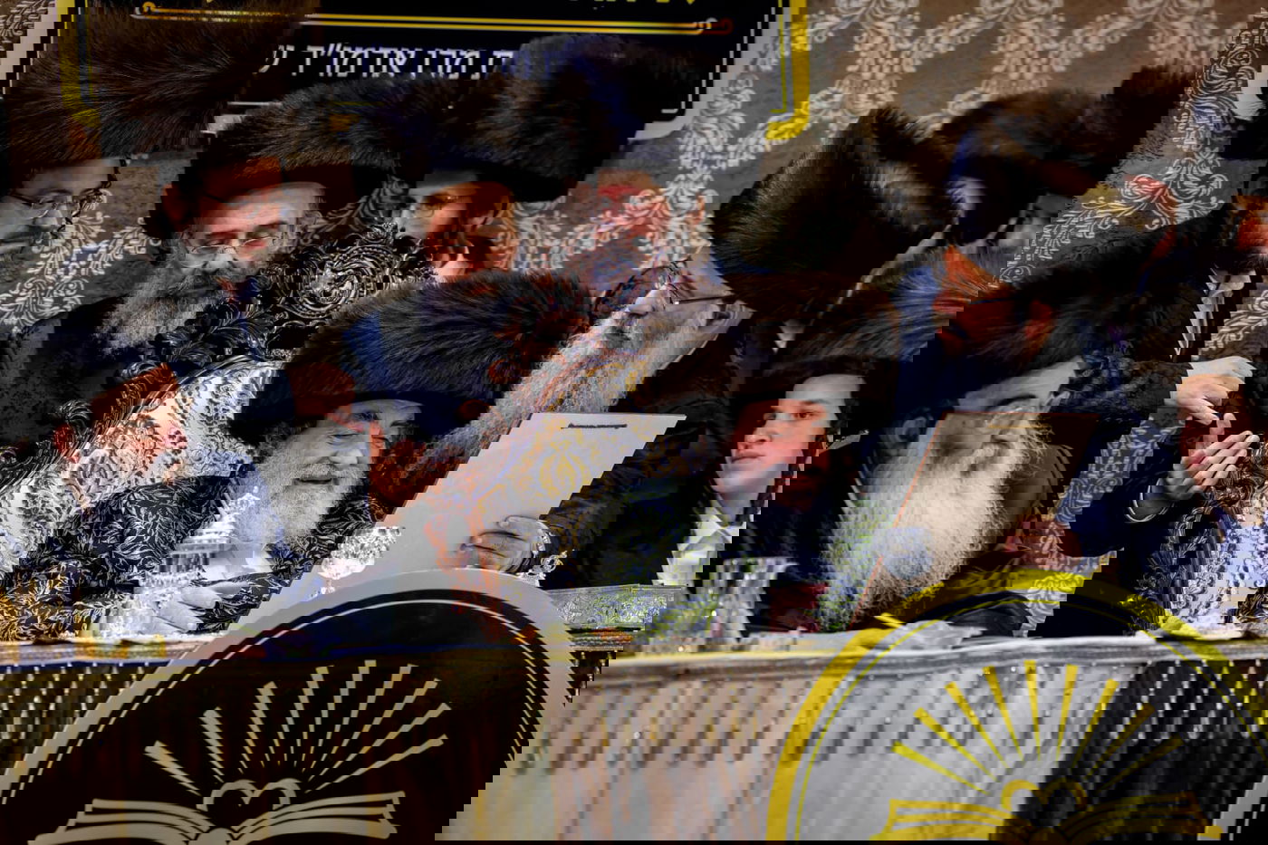 ליד שדה התעופה: אלפי בחורי ויז'ניץ חגגו שבע ברכות לנכדת האדמו"ר