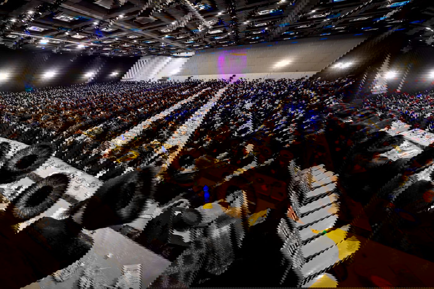 ליד שדה התעופה: אלפי בחורי ויז'ניץ חגגו שבע ברכות לנכדת האדמו"ר