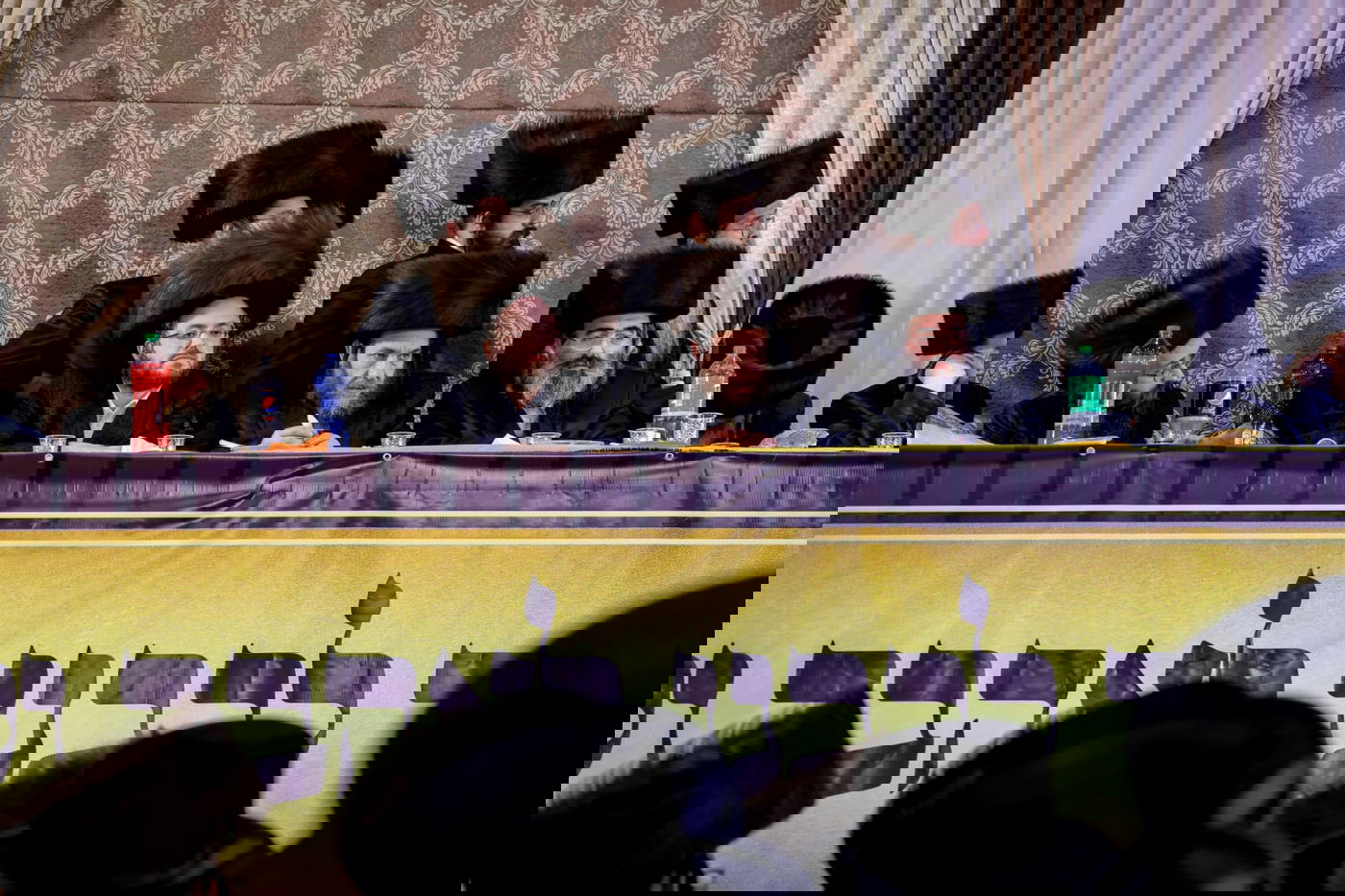 ליד שדה התעופה: אלפי בחורי ויז'ניץ חגגו שבע ברכות לנכדת האדמו"ר