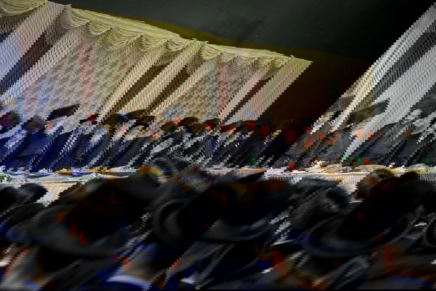 ליד שדה התעופה: אלפי בחורי ויז'ניץ חגגו שבע ברכות לנכדת האדמו"ר