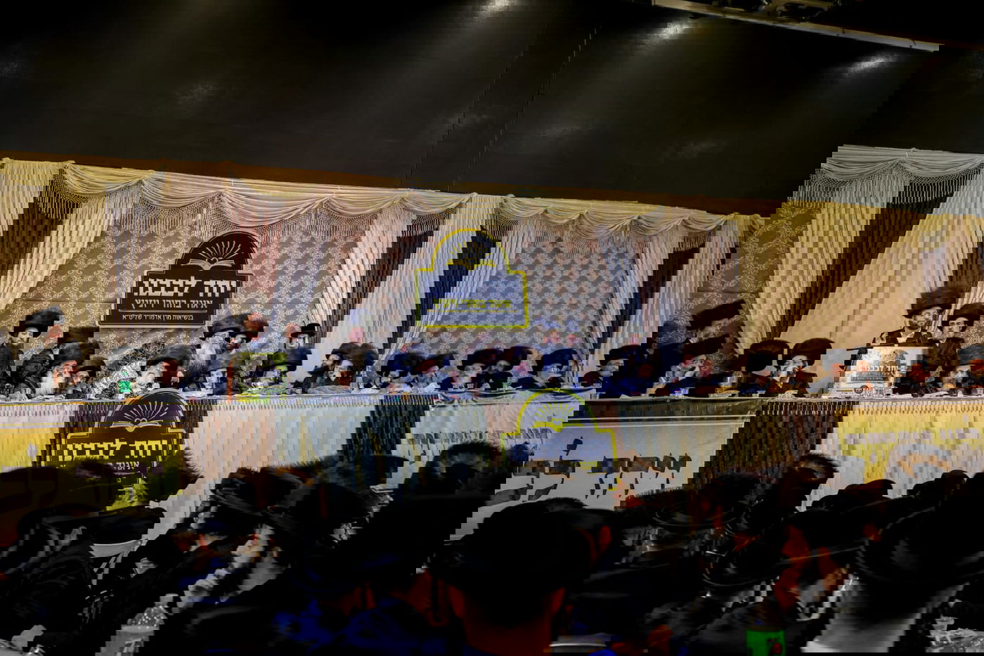 ליד שדה התעופה: אלפי בחורי ויז'ניץ חגגו שבע ברכות לנכדת האדמו"ר