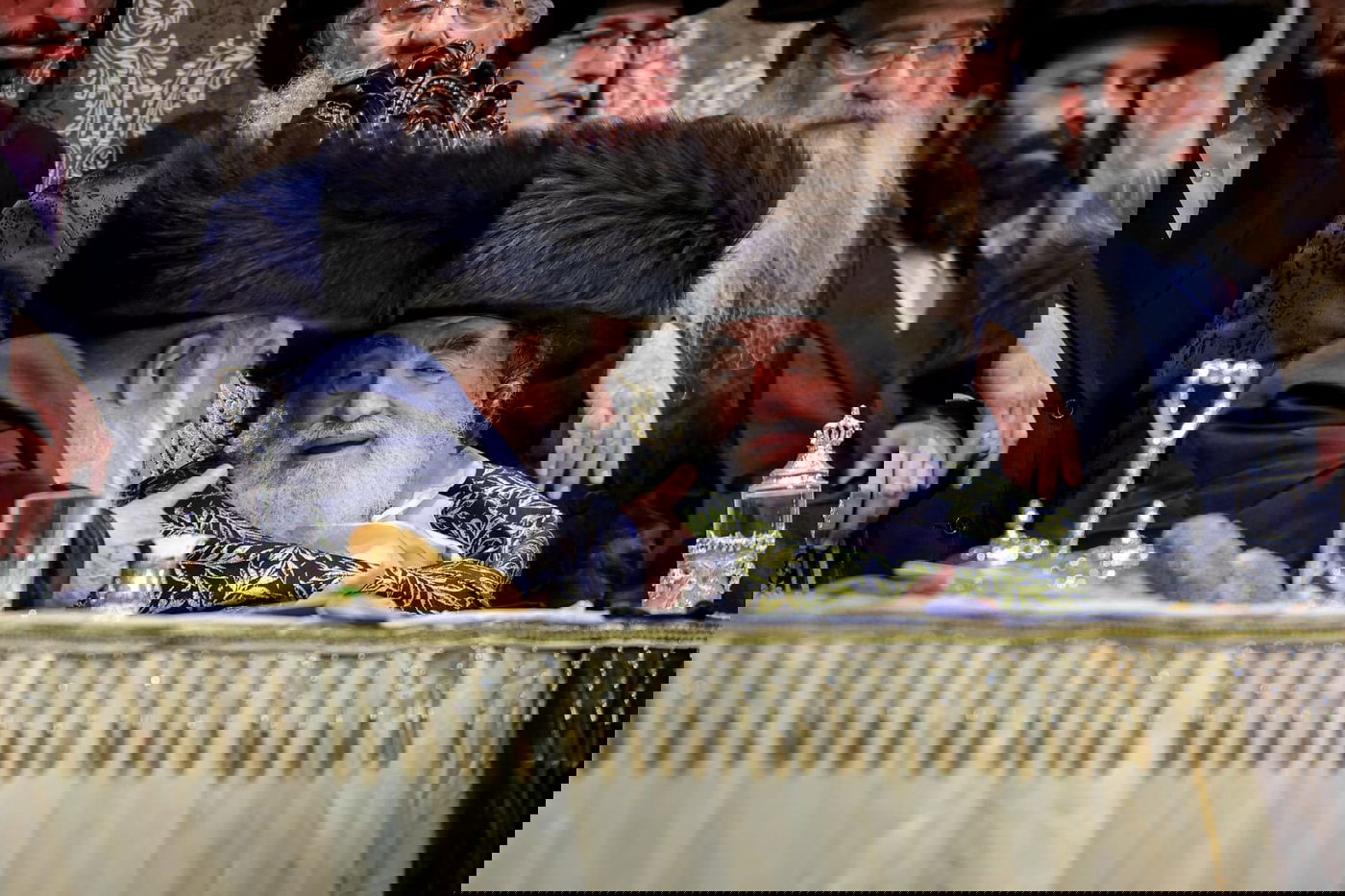 ליד שדה התעופה: אלפי בחורי ויז'ניץ חגגו שבע ברכות לנכדת האדמו"ר