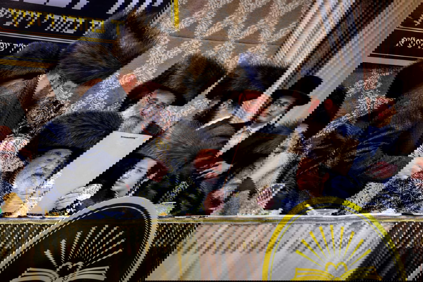 ליד שדה התעופה: אלפי בחורי ויז'ניץ חגגו שבע ברכות לנכדת האדמו"ר