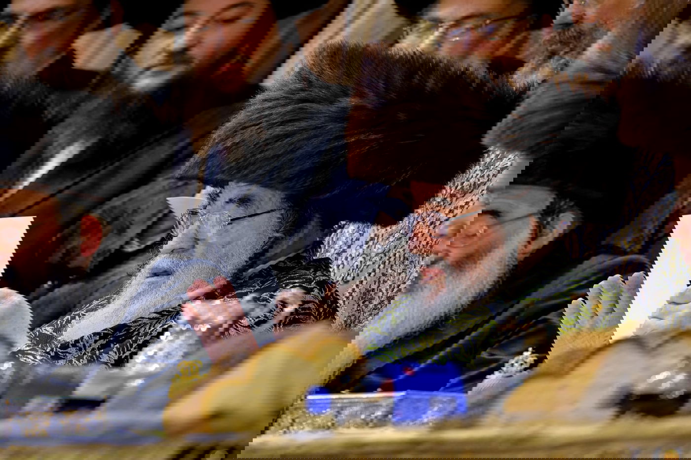 ליד שדה התעופה: אלפי בחורי ויז'ניץ חגגו שבע ברכות לנכדת האדמו"ר