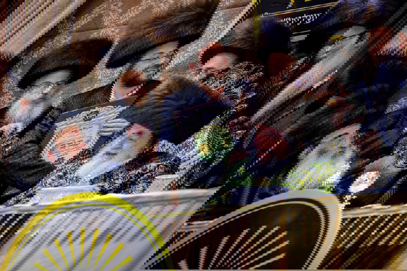 ליד שדה התעופה: אלפי בחורי ויז'ניץ חגגו שבע ברכות לנכדת האדמו"ר