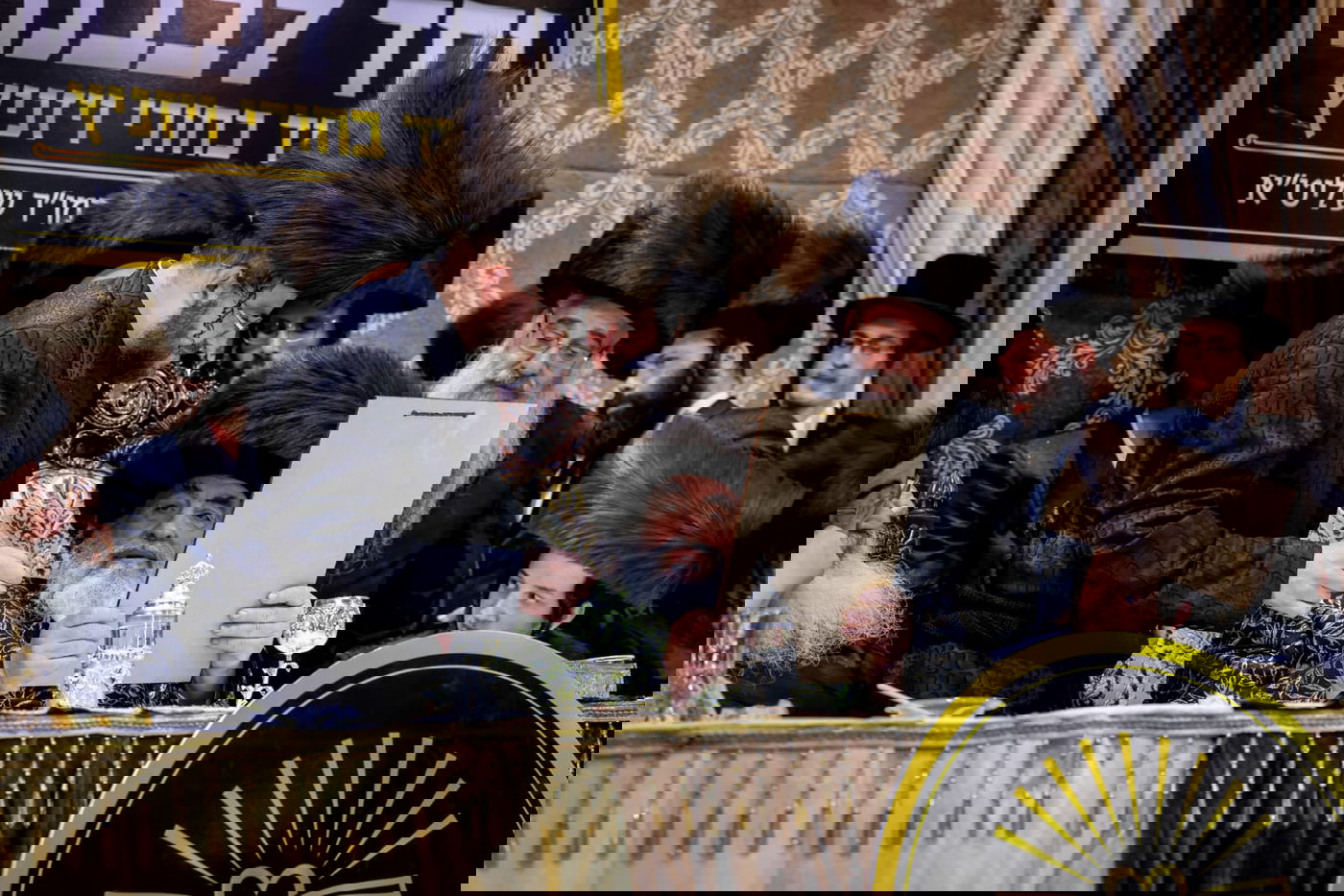 ליד שדה התעופה: אלפי בחורי ויז'ניץ חגגו שבע ברכות לנכדת האדמו"ר