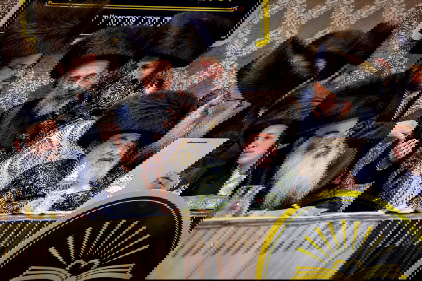 ליד שדה התעופה: אלפי בחורי ויז'ניץ חגגו שבע ברכות לנכדת האדמו"ר