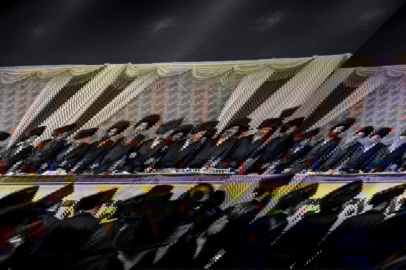 ליד שדה התעופה: אלפי בחורי ויז'ניץ חגגו שבע ברכות לנכדת האדמו"ר