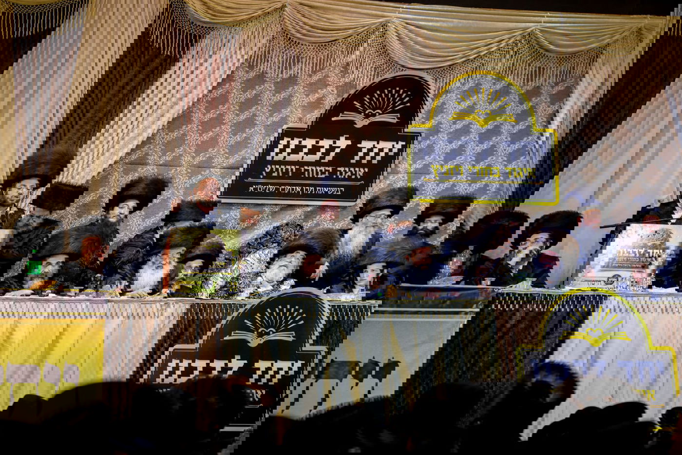 ליד שדה התעופה: אלפי בחורי ויז'ניץ חגגו שבע ברכות לנכדת האדמו"ר