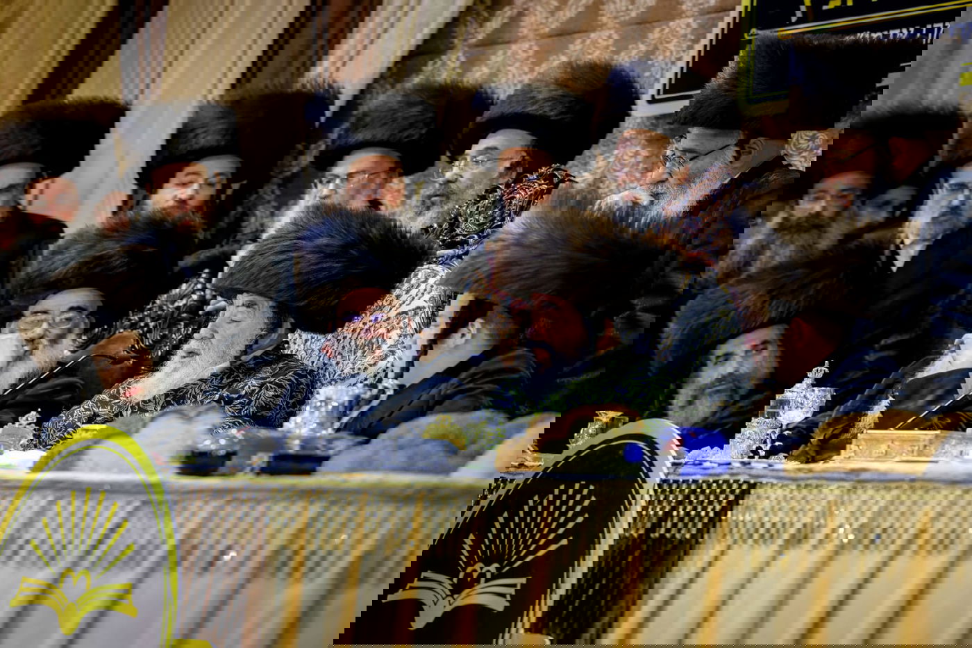 ליד שדה התעופה: אלפי בחורי ויז'ניץ חגגו שבע ברכות לנכדת האדמו"ר